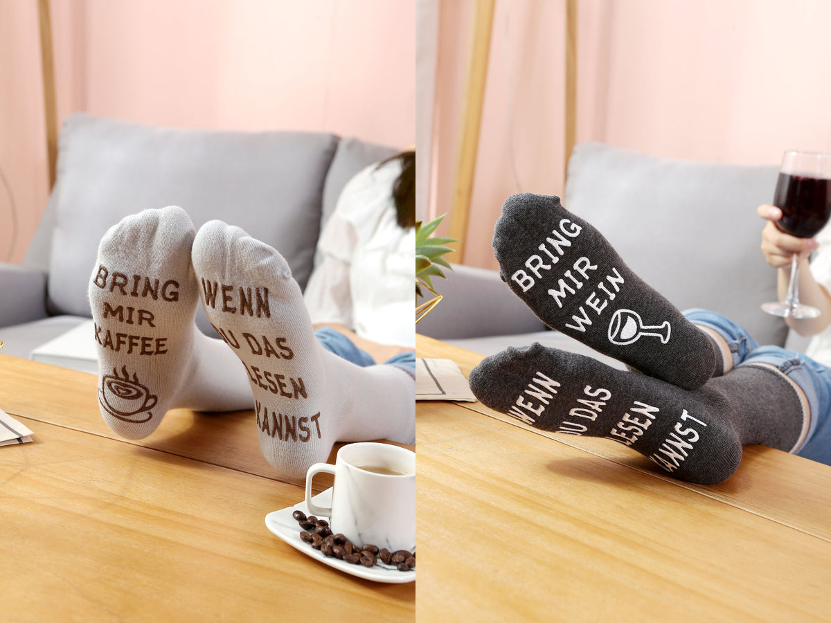 Socken Geschenkset für Frauen und Männer mit Spruch auf Sohle, Bring mir Wein, Kaffee, 2 Paar Socken, Geburtstagsgeschenke Frauen, 36-43