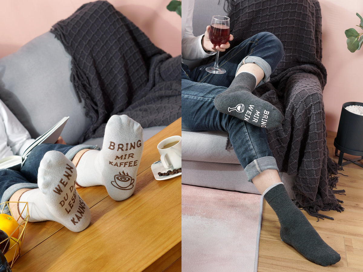 Socken Geschenkset für Frauen und Männer mit Spruch auf Sohle, Bring mir Wein, Kaffee, 2 Paar Socken, Geburtstagsgeschenke Frauen, 36-43