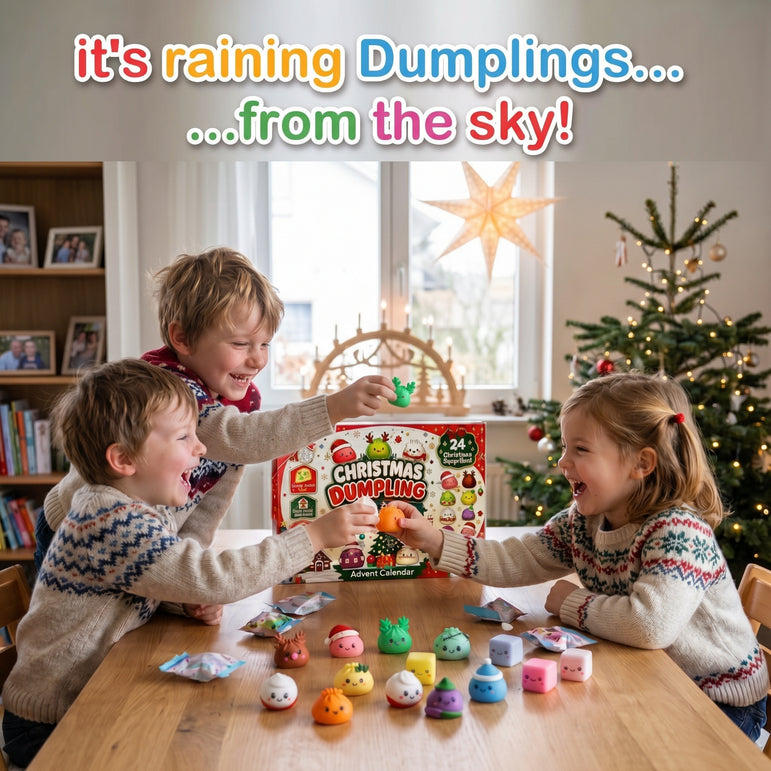 Kinder spielen mit den Squishies aus dem Adventskalender