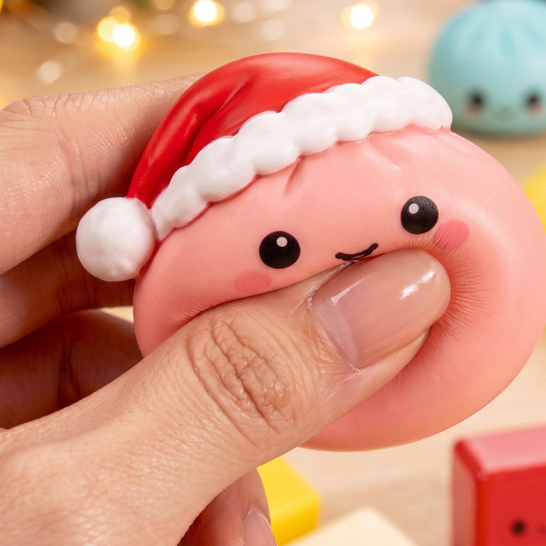 Squishy mit Weihnachtsmütze wird gedrückt