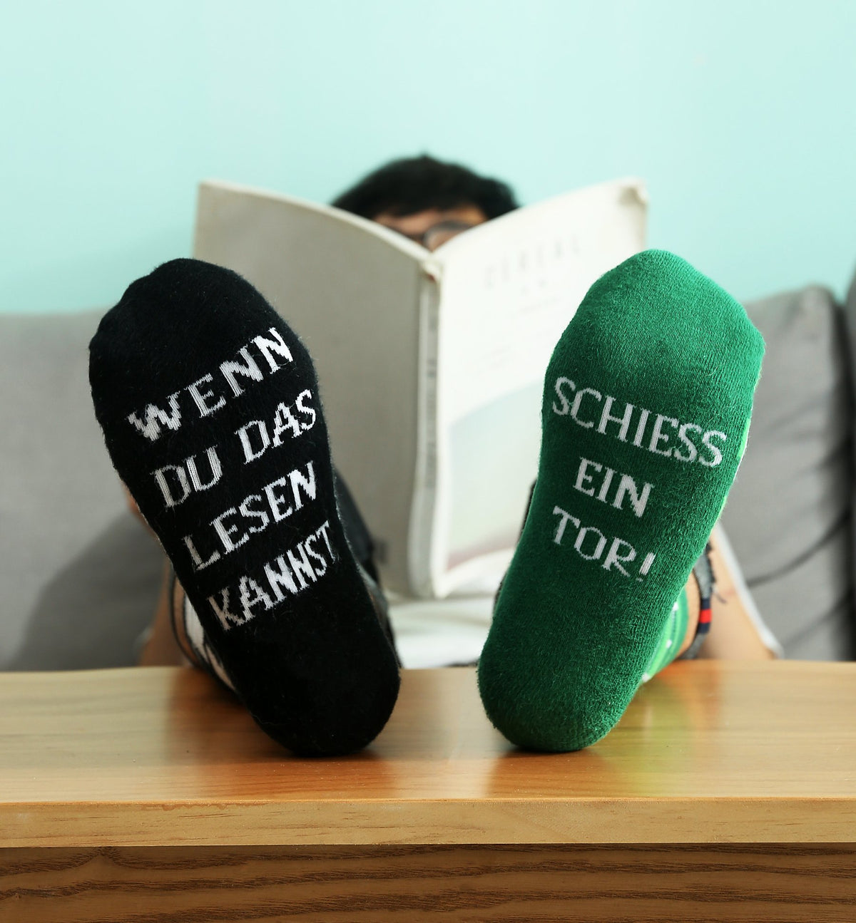 Fussball Socken in einer Geschenk-Dose, Geschenk für Männer zum Fussball Abend, Odd-Socks, WENN DU DAS LESEN KANNST, SCHIESS EIN TOR!, 39-46