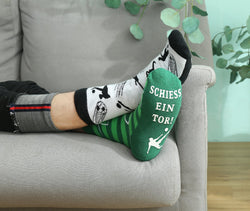 Fussball Socken in einer Geschenk-Dose, Geschenk für Männer zum Fussball Abend, Odd-Socks, WENN DU DAS LESEN KANNST, SCHIESS EIN TOR! (Sportler-Feld)